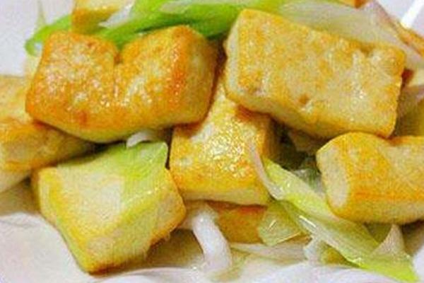 大葱炒豆腐怎么做好吃又简单 大葱炒豆腐的家常做法大全
