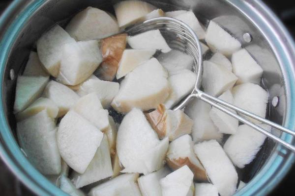 杏鲍菇长了一层白毛还能吃吗