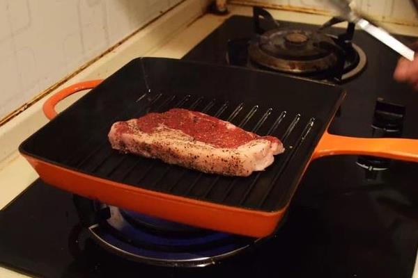 煎牛排放多少油合适?煎牛排用什么油?