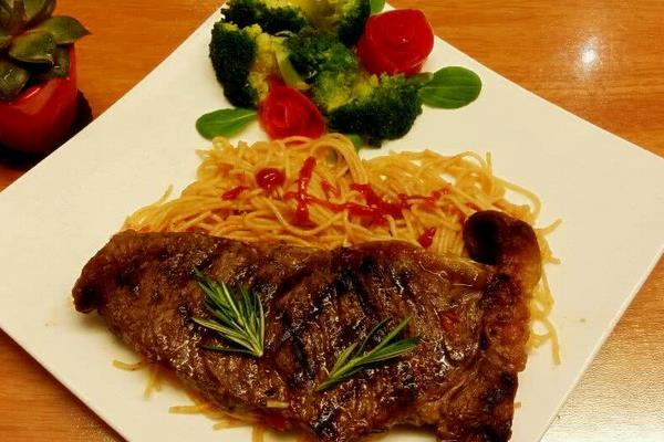 煎牛排放多少油合适?煎牛排用什么油?