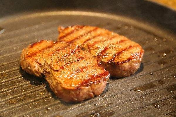 煎牛排放多少油合适?煎牛排用什么油?