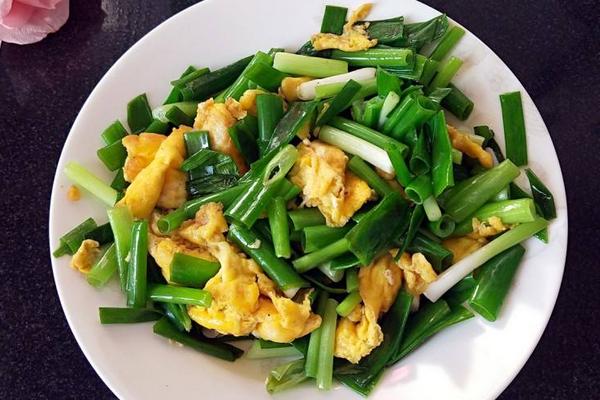 洋葱长出的苗能吃吗?怎么做好吃