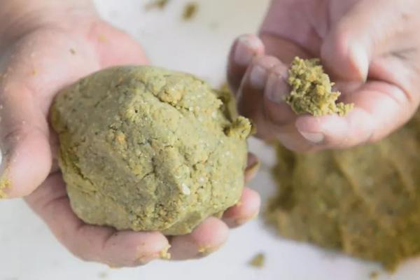 搓饵能在水里待多久,取决于开饵方法、鱼情、水情