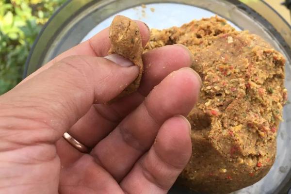 搓饵能在水里待多久,取决于开饵方法、鱼情、水情